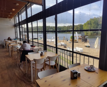 Restauracja z widokiem na jezioro – wypoczynek z bliskością natury